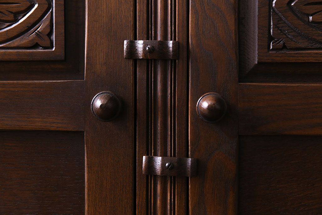 中古　輸入イギリス家具　手彫りの意匠が魅力的なサイドボード(キャビネット)