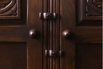 中古　輸入イギリス家具　手彫りの意匠が魅力的なサイドボード(キャビネット)