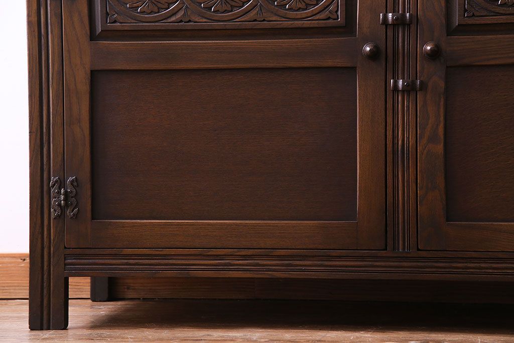 中古　輸入イギリス家具　手彫りの意匠が魅力的なサイドボード(キャビネット)