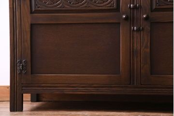 中古　輸入イギリス家具　手彫りの意匠が魅力的なサイドボード(キャビネット)