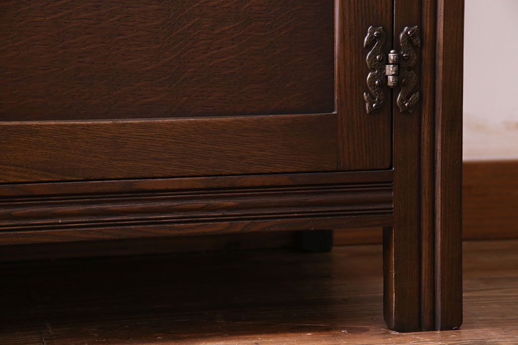 中古　輸入イギリス家具　手彫りの意匠が魅力的なサイドボード(キャビネット)