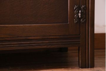 中古　輸入イギリス家具　手彫りの意匠が魅力的なサイドボード(キャビネット)