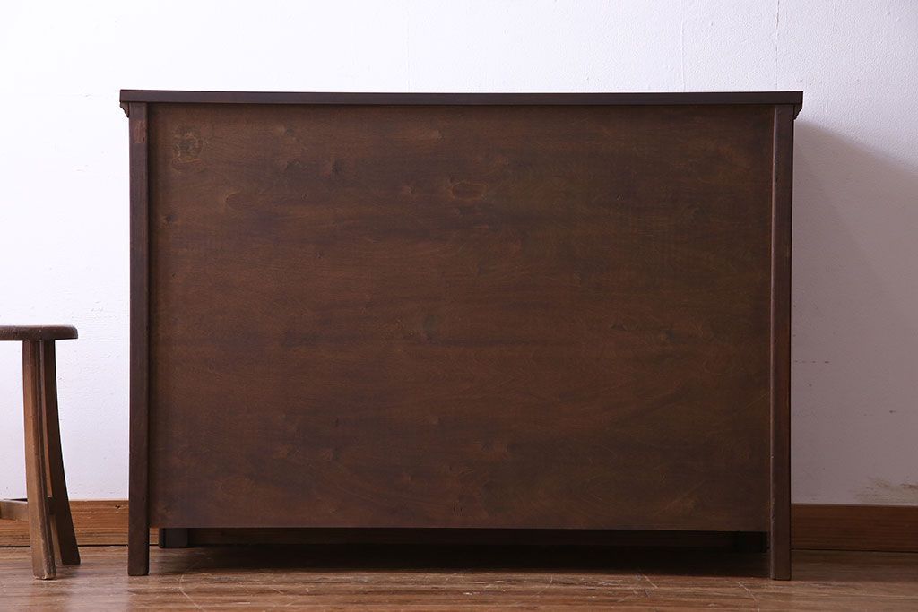 中古　輸入イギリス家具　手彫りの意匠が魅力的なサイドボード(キャビネット)