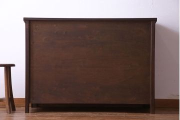 中古　輸入イギリス家具　手彫りの意匠が魅力的なサイドボード(キャビネット)