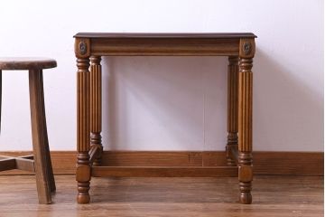 中古　マホガニー材　菊花紋の金具が印象的なサイドテーブル(コーヒーテーブル)