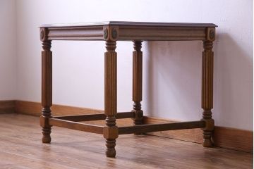 中古　マホガニー材　菊花紋の金具が印象的なサイドテーブル(コーヒーテーブル)