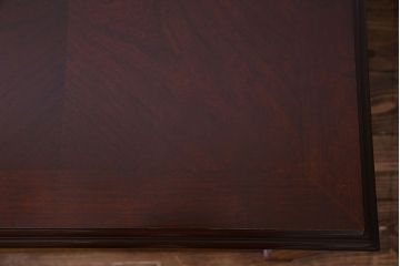 中古　マホガニー材　菊花紋の金具が印象的なサイドテーブル(コーヒーテーブル)