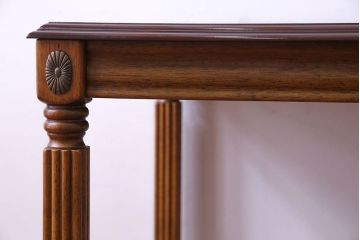 中古　マホガニー材　菊花紋の金具が印象的なサイドテーブル(コーヒーテーブル)