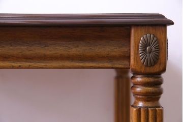 中古　マホガニー材　菊花紋の金具が印象的なサイドテーブル(コーヒーテーブル)