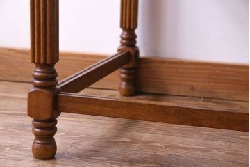 中古　マホガニー材　菊花紋の金具が印象的なサイドテーブル(コーヒーテーブル)