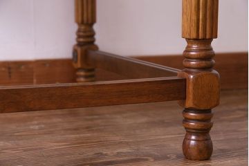 中古　マホガニー材　菊花紋の金具が印象的なサイドテーブル(コーヒーテーブル)