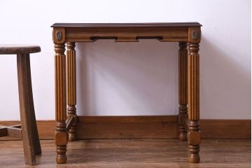 中古　マホガニー材　菊花紋の金具が印象的なサイドテーブル(コーヒーテーブル)