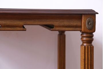 中古　マホガニー材　菊花紋の金具が印象的なサイドテーブル(コーヒーテーブル)