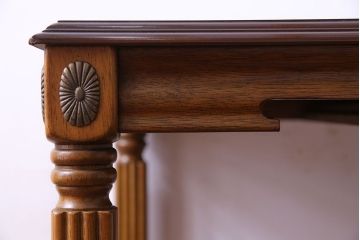 中古　マホガニー材　菊花紋の金具が印象的なサイドテーブル(コーヒーテーブル)