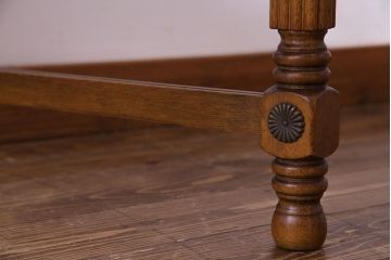 中古　マホガニー材　菊花紋の金具が印象的なサイドテーブル(コーヒーテーブル)