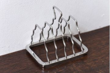 アンティーク雑貨　イギリス　Old Hall(オールドホール)　丸みを帯びたラインが魅力のトーストラック(カードスタンド)(1)