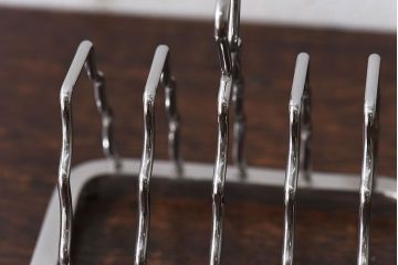 アンティーク雑貨　イギリス　Old Hall(オールドホール)　丸みを帯びたラインが魅力のトーストラック(カードスタンド)(1)
