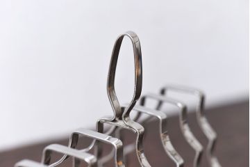 アンティーク雑貨　イギリス　Old Hall(オールドホール)　スタイリッシュなデザインのトーストラック(カードスタンド)(2)