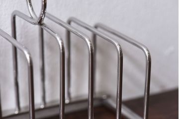 アンティーク雑貨　イギリス　Old Hall(オールドホール)　丸みを帯びたラインが魅力のトーストラック(カードスタンド)(2)