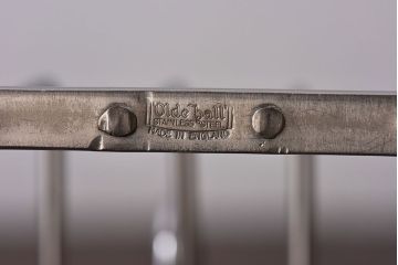 アンティーク雑貨　イギリス　Old Hall(オールドホール)　丸みを帯びたラインが魅力のトーストラック(カードスタンド)(2)
