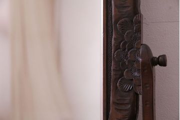 ヴィンテージ家具　ビンテージ　伝統工芸　軽井沢彫り　高級感のある佇まいのドレッサー(鏡、鏡台)