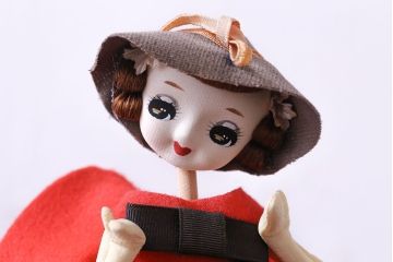 アンティーク雑貨　赤いワンピースが可愛らしいレトロなポーズ人形(ドール)