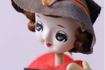 アンティーク雑貨　赤いワンピースが可愛らしいレトロなポーズ人形(ドール)