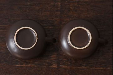 イギリスビンテージ　Honiton Pottery チョコレートブラウンのカップ&ソーサー2客セット(洋食器、陶器)(1)