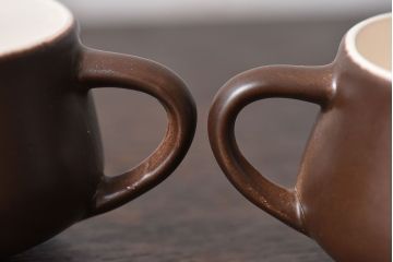 イギリスビンテージ　Honiton Pottery チョコレートブラウンのカップ&ソーサー2客セット(洋食器、陶器)(2)
