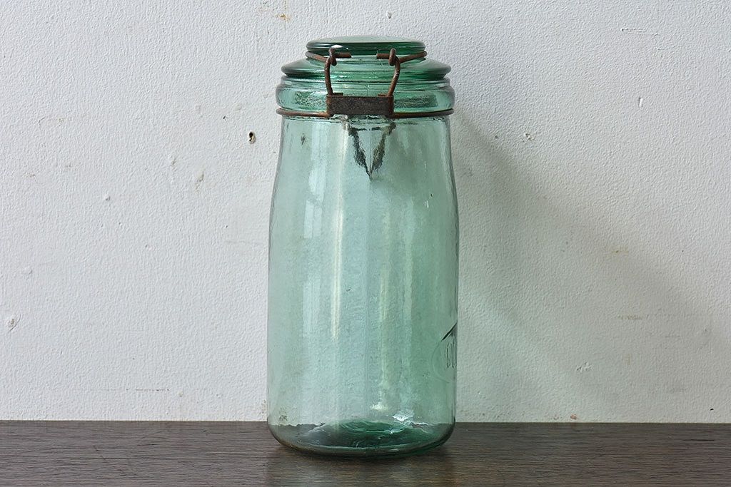 アンティーク雑貨　イギリス　SOLIDEX　金具の風合いと薄緑の色合いがおしゃれなガラスビン(保存瓶・ジャー)(2)