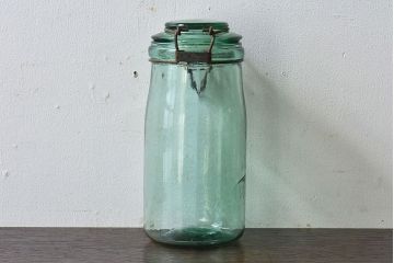 アンティーク雑貨　イギリス　SOLIDEX　金具の風合いと薄緑の色合いがおしゃれなガラスビン(保存瓶・ジャー)(2)