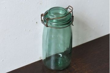 アンティーク雑貨　イギリス　SOLIDEX　金具の風合いと薄緑の色合いがおしゃれなガラスビン(保存瓶・ジャー)(2)