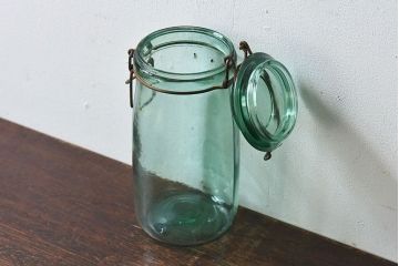 アンティーク雑貨　イギリス　SOLIDEX　金具の風合いと薄緑の色合いがおしゃれなガラスビン(保存瓶・ジャー)(2)