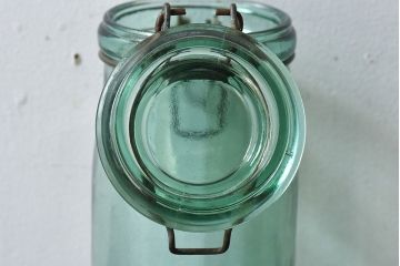アンティーク雑貨　イギリス　SOLIDEX　金具の風合いと薄緑の色合いがおしゃれなガラスビン(保存瓶・ジャー)(2)