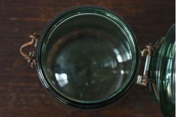 アンティーク雑貨　イギリス　SOLIDEX　金具の風合いと薄緑の色合いがおしゃれなガラスビン(保存瓶・ジャー)(2)