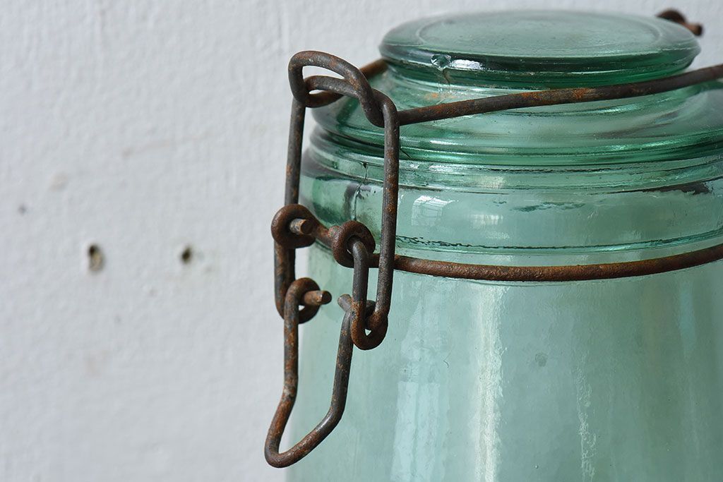 アンティーク雑貨　イギリス　SOLIDEX　金具の風合いと薄緑の色合いがおしゃれなガラスビン(保存瓶・ジャー)(2)