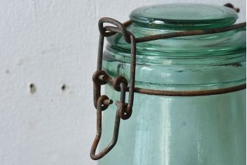 アンティーク雑貨　イギリス　SOLIDEX　金具の風合いと薄緑の色合いがおしゃれなガラスビン(保存瓶・ジャー)(2)