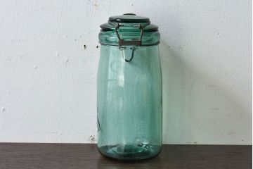 アンティーク雑貨　イギリス　SOLIDEX　金具の風合いと薄緑の色合いがおしゃれなガラスビン(保存瓶・ジャー)(1)