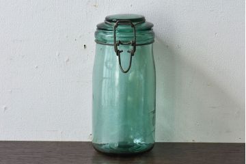 アンティーク雑貨　イギリス　SOLIDEX　金具の風合いと薄緑の色合いがおしゃれなガラスビン(保存瓶・ジャー)(1)
