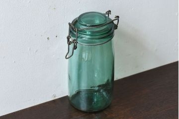 アンティーク雑貨　イギリス　SOLIDEX　金具の風合いと薄緑の色合いがおしゃれなガラスビン(保存瓶・ジャー)(1)