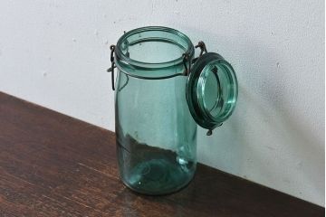 アンティーク雑貨　イギリス　SOLIDEX　金具の風合いと薄緑の色合いがおしゃれなガラスビン(保存瓶・ジャー)(1)