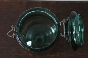 アンティーク雑貨　イギリス　SOLIDEX　金具の風合いと薄緑の色合いがおしゃれなガラスビン(保存瓶・ジャー)(1)