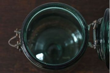 アンティーク雑貨　イギリス　SOLIDEX　金具の風合いと薄緑の色合いがおしゃれなガラスビン(保存瓶・ジャー)(1)