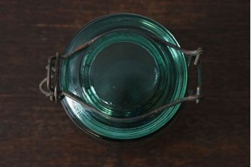 アンティーク雑貨　イギリス　SOLIDEX　金具の風合いと薄緑の色合いがおしゃれなガラスビン(保存瓶・ジャー)(1)