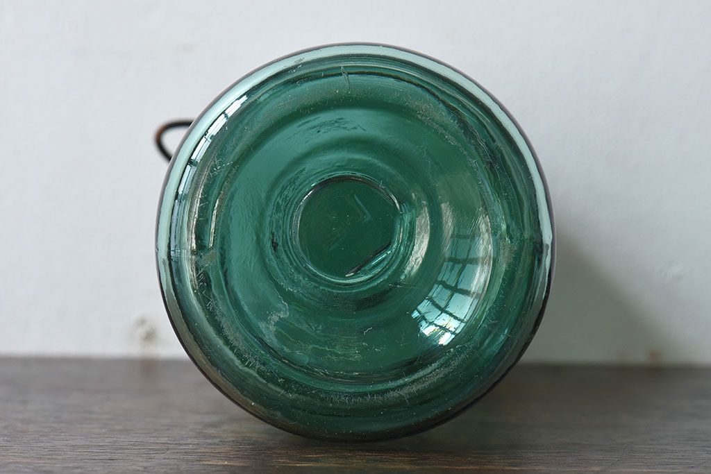 アンティーク雑貨　イギリス　SOLIDEX　金具の風合いと薄緑の色合いがおしゃれなガラスビン(保存瓶・ジャー)(1)