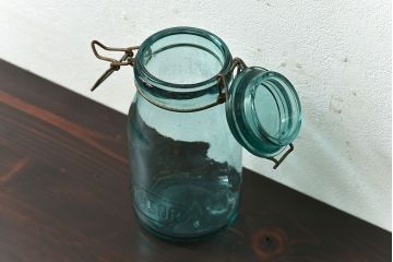 アンティーク雑貨　アンティーク　ミルクボトルのような形が愛らしいガラスジャー(フタ付きガラス瓶、ビン)