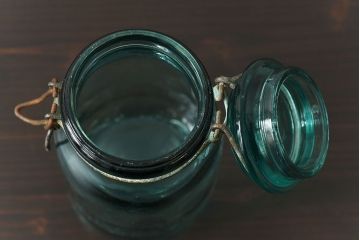 アンティーク雑貨　アンティーク　ミルクボトルのような形が愛らしいガラスジャー(フタ付きガラス瓶、ビン)