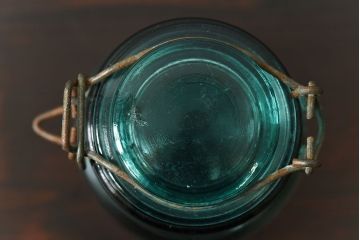 アンティーク雑貨　アンティーク　ミルクボトルのような形が愛らしいガラスジャー(フタ付きガラス瓶、ビン)
