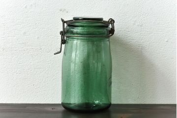 アンティーク雑貨　アンティーク　エンボス入り爽やかなグリーンのガラスジャー(フタ付きガラス瓶、ビン)