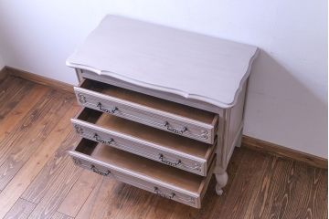 ヴィンテージ家具　フランスビンテージ　ペイントと優美なデザインが魅力の小振りなチェスト(引き出し)